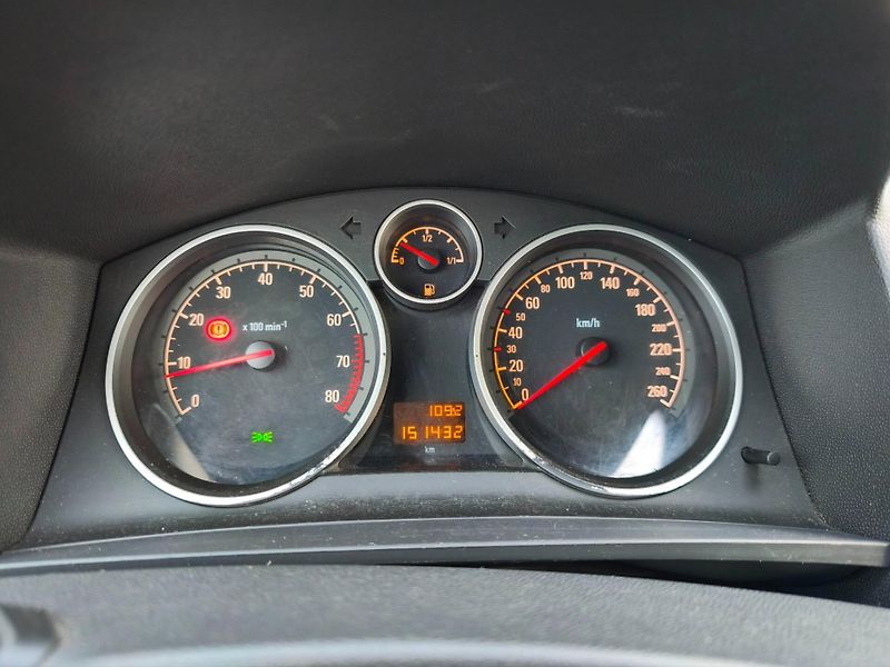 Opel Zafira (2011) 1.6 85kw, ČR, 1.maj, tažné - fotka 16 z 24