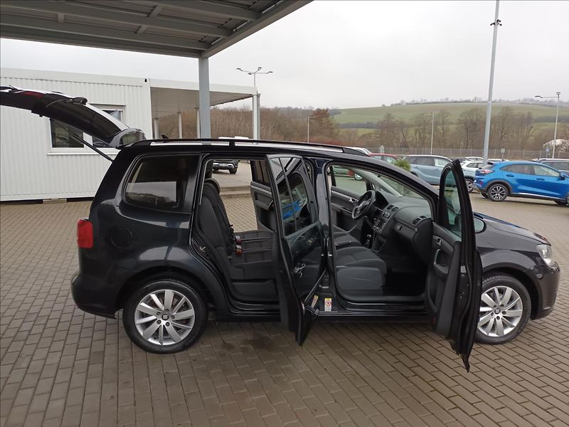 Volkswagen Touran 1,4 TSI,SERVIS,TAŽNÉ,VÝHŘEV - fotka 9 z 43
