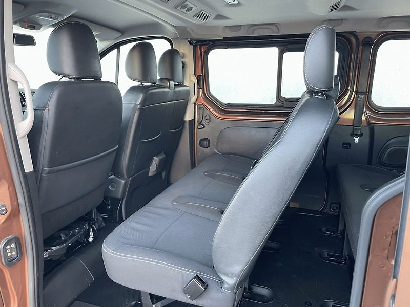 Renault Trafic (2021) Passenger L1 2,0dCi 145k 9míst - fotka 19 z 25