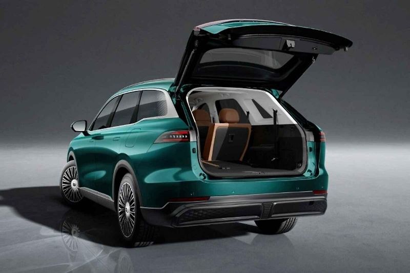 Čeští partneři navštívili výrobní závod čínské automobilky Chery. Na modelu Tiggo 9 byla ve Wuhu představena interaktivní forma online prezentace vozu.