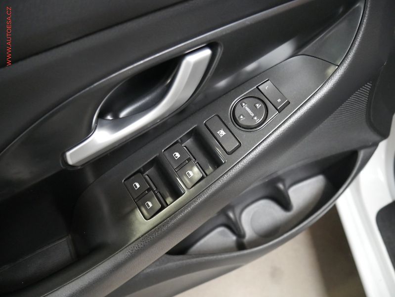 Hyundai i30 (2019) 1.6, ČR, AC, temp - fotka 11 z 18