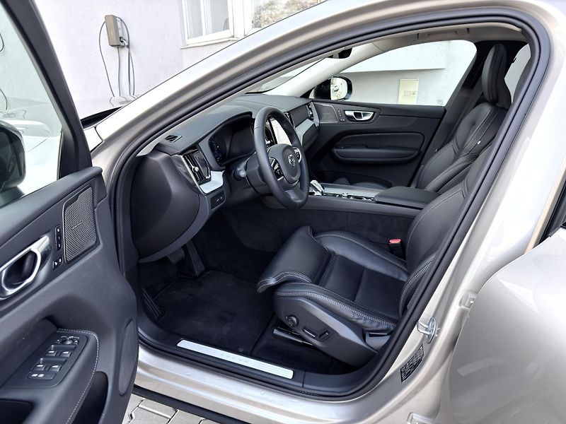 Volvo XC60 T8 AWD RECH.*ULTRA / REZERVACE - fotka 13 z 62