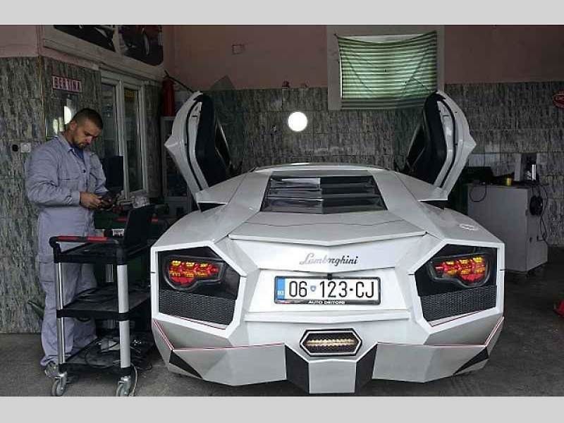 Nadšenec si postavil repliku Lamborghini.