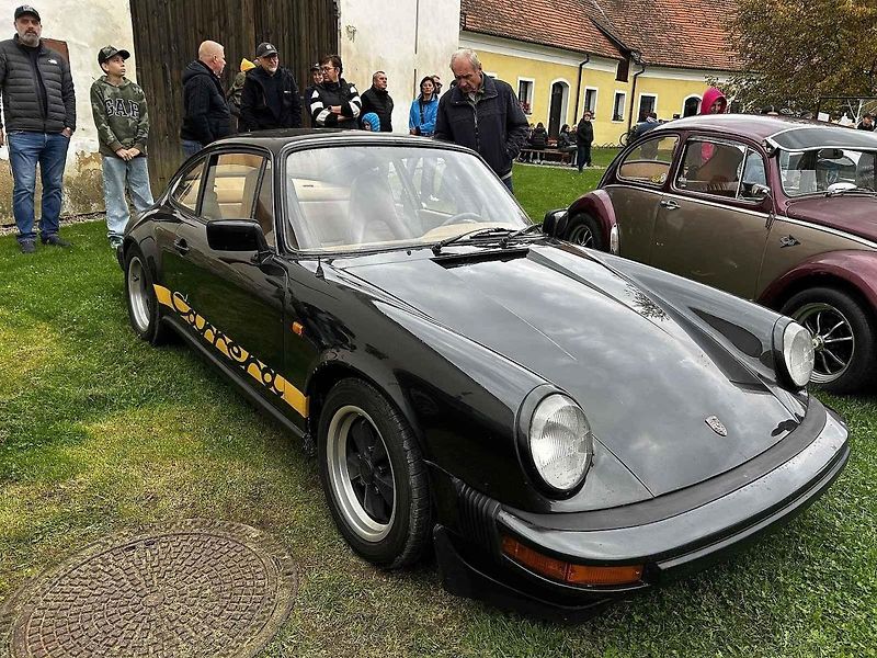 Sraz vozů Porsche ve Švihově na hradě.