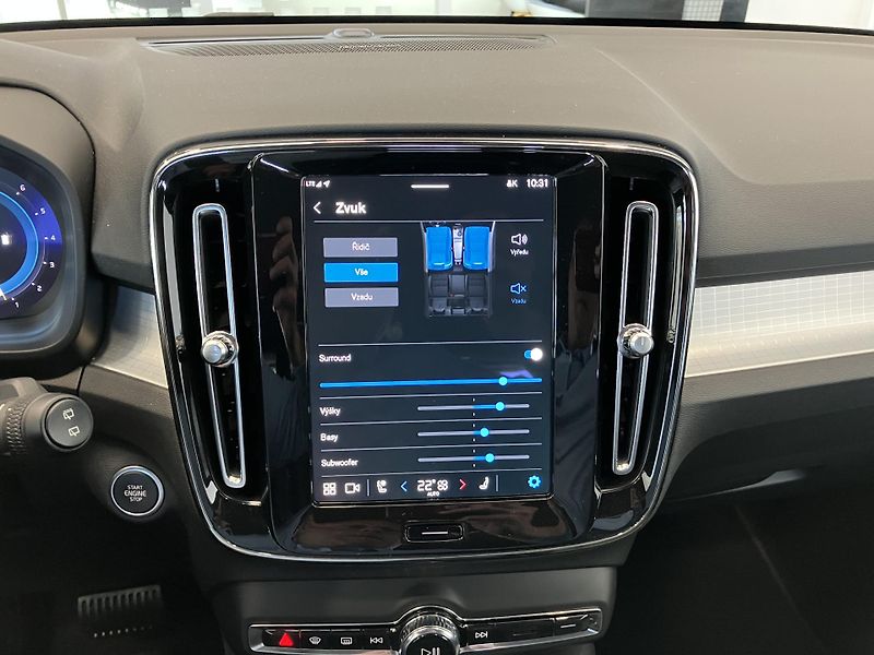 Volvo XC40 B3 FWD Plus Dark AT7 - fotka 35 z 40