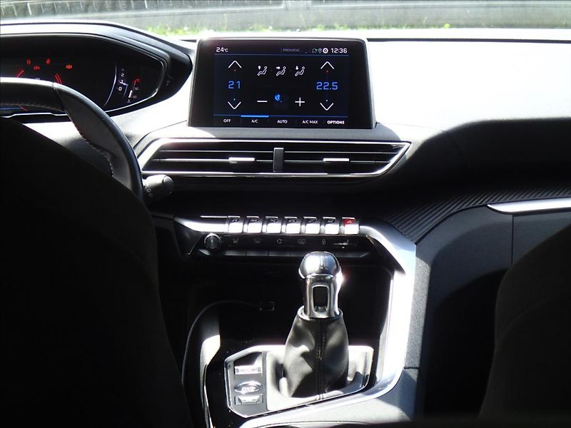 Peugeot 3008 1,2 CZ, 1.Majitel, serv. kn - fotka 32 z 48