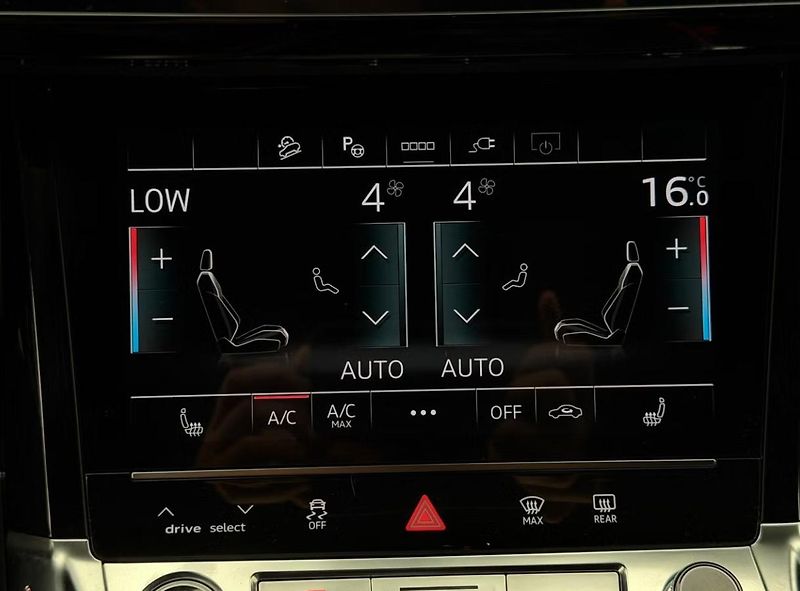Audi Q8 e-tron 55 Q 360kam Vzduch Tažné Pano  - fotka 31 z 37