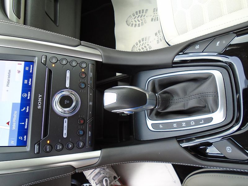 Ford Mondeo 2.0HYBRID 187PS VIGNALE ecvT - fotka 22 z 41