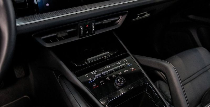 Porsche Cayenne E-Hybrid 360 Pano HD-Matrix Ve - fotka 11 z 14
