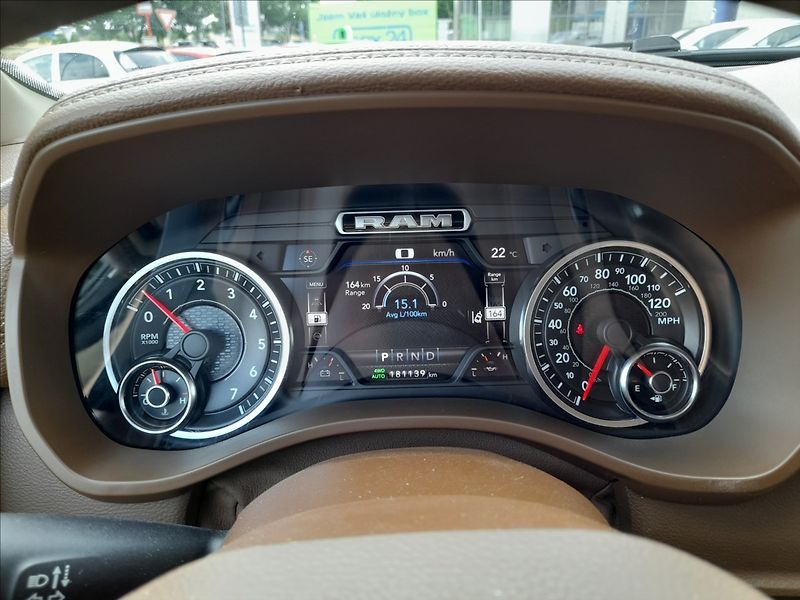 RAM 1500 5,7 HEMI LARAMIE 4x4 - fotka 21 z 33