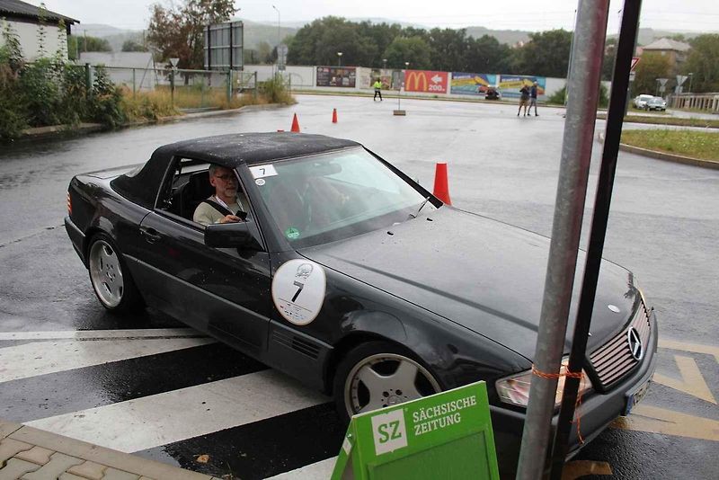 12. Rallye Elbflorenz projela Ústeckým a Karlovarským krajem. Na snímku je vítězná posádka Gerd Lambert a Michael Lörke, kteří tvořili tým Youngtimer United, s vozem Porsche 911 SC Targa z roku 1979.