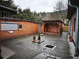 Holmes pověsil pátrání na hřebík a teď v Čechách krájí tlačenku, čepuje pivo a griluje klobásy.