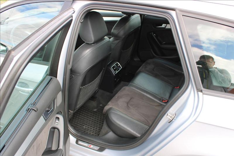 Audi A4 2,0 TDi  AUTOMAT, S-LINE - fotka 12 z 33