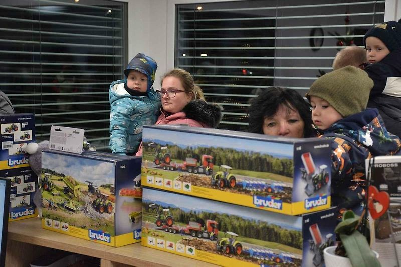 Světla, koledy a obří stroje. Rozsvícení vánočního kombajnu zahájilo advent v Jičíně