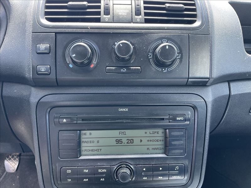Škoda Fabia 1,4 i 63kw Ambiente ESP Tažné - fotka 17 z 30