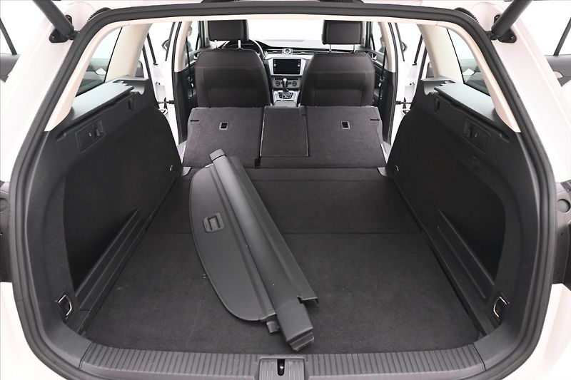 Volkswagen Passat 2,0 TDI 140kW DSG Alltrack 4Mo - fotka 11 z 32