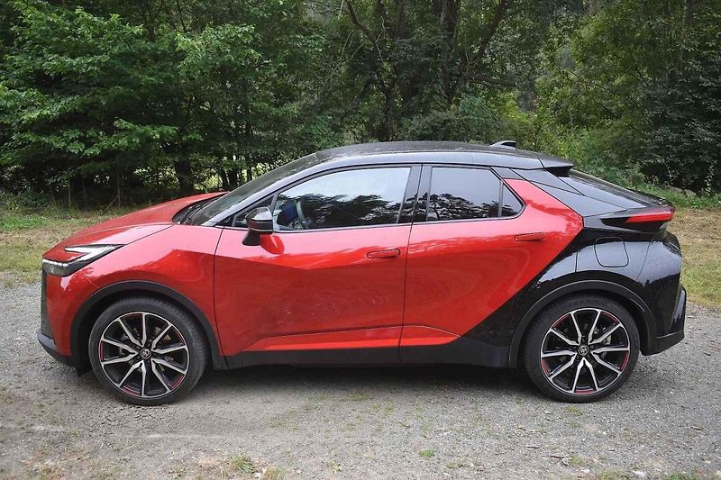 Toyota C-HR ve druhé generaci je opravdu pohledný vůz