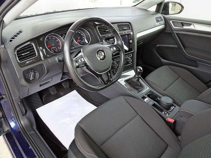 Volkswagen Golf 1.0TSI 81kW AutoAC Temp. 2xPDC - fotka 14 z 27