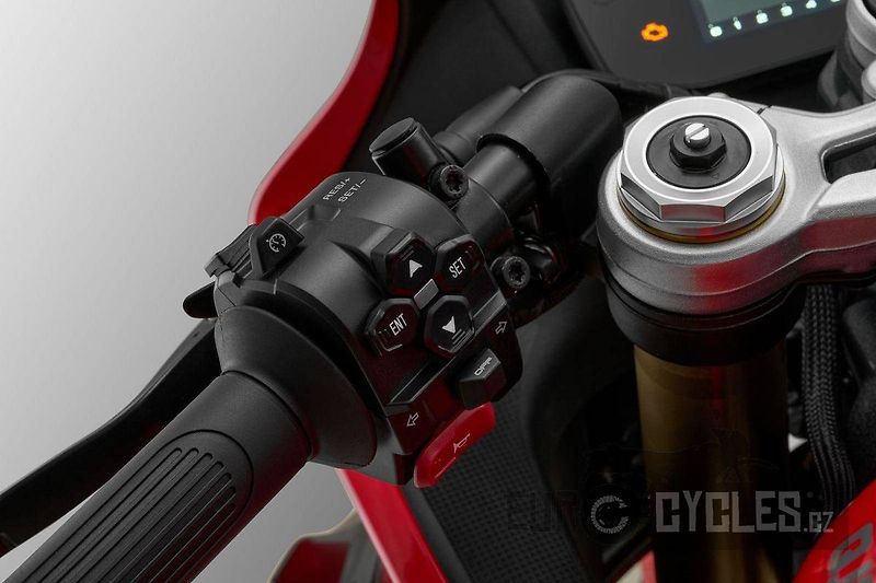 QJ Motor (2026) SRK 800 RR - fotka 18 z 23