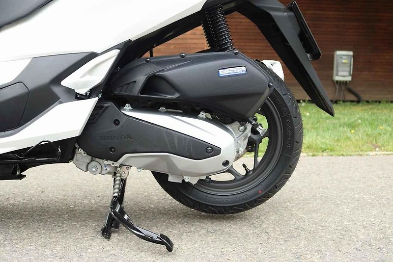 V loňském roce prošla Honda PCX modernizací, vylepšila motor, brzdy i kapotáž.
