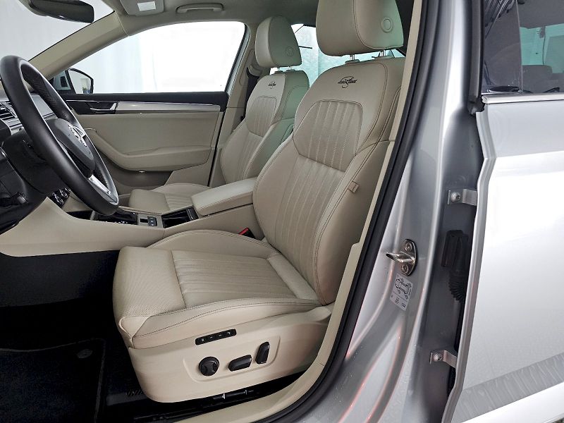 Škoda Superb (2019) 1.4PHEV 160kW LAURIN a KLEMENT - fotka 7 z 30