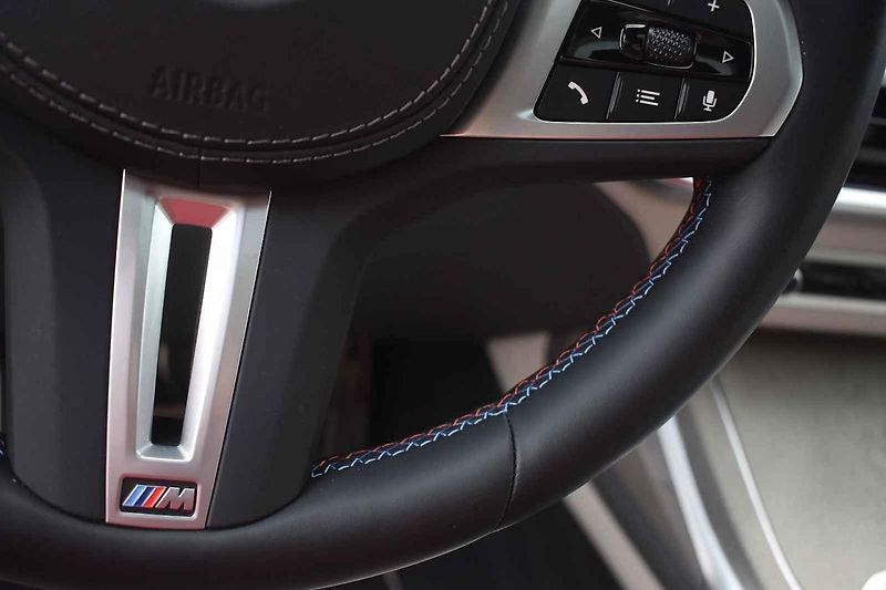 Velké SUV je překvapivě schopné i na zatáčkovitých silnicích