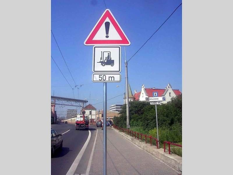 TOP Rock park v Gibraltaru a neobvyklá výstražná značky Hadi s dodatkovou cedulí Slow - zpomal.