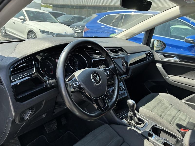 Volkswagen Touran 2,0 7 MÍST,TAŽNÉ,LED - fotka 8 z 16