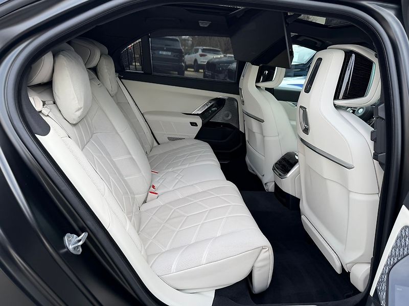 BMW Řada 7 750e xDrive 07/2025 TV - fotka 25 z 31