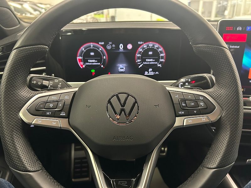 Volkswagen Passat (2025) R-Line Black 142kW DSG 4WD | Z - fotka 45 z 65