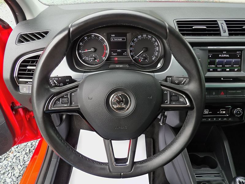 Škoda Fabia 1.0MPi Ambition Auto AC - fotka 14 z 30
