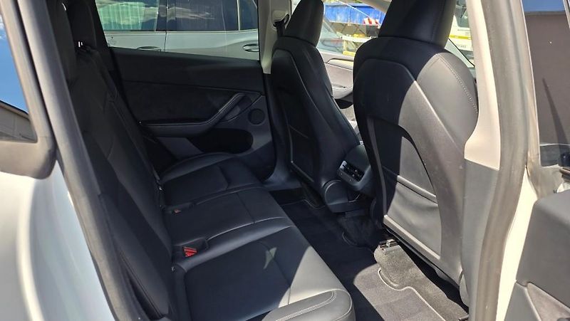 Tesla Model Y (2023) Long Range AWD DE SoH 90.2% - fotka 13 z 39