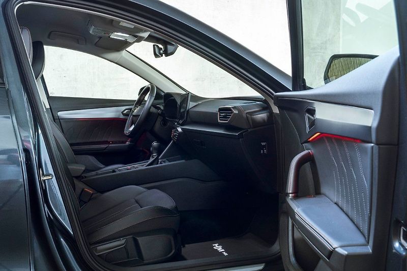 Cupra Formentor 1.5TSI 110kW LED Kessy ACC - fotka 15 z 38