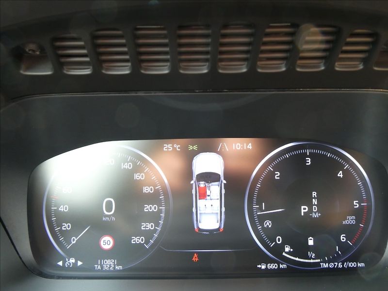 Volvo XC90 2,0 B5 173kW AWD,2x kola,ČR,DP - fotka 40 z 46