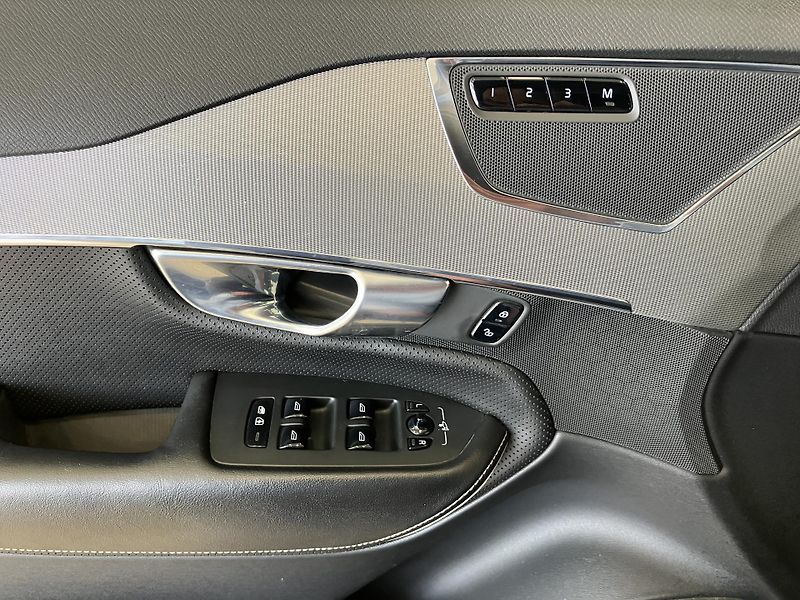 Volvo XC90 D5 AWD R-Design AT8, ČR - fotka 23 z 54