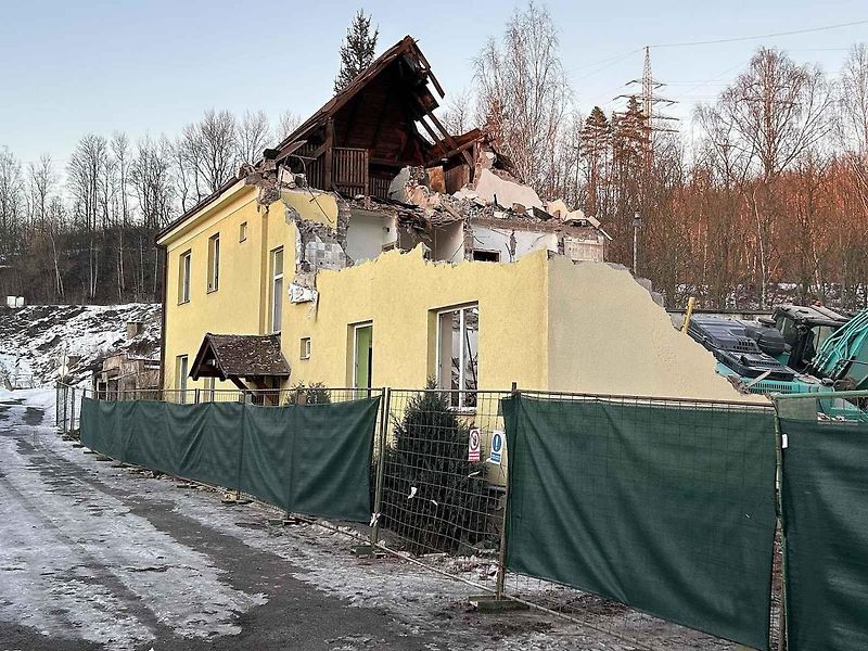 Kvůli stavbě dálnice D11 zbourali dělníci dům v Náchodské ulici v Trutnově Poříčí.