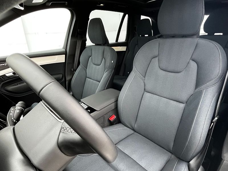 Volvo XC90 Plus Dark T8 AWD 335kW - fotka 17 z 31