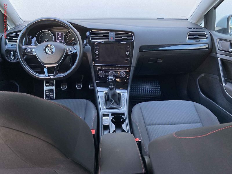 Volkswagen Golf (2019) 1.6TDi, Navi, LED - fotka 8 z 18