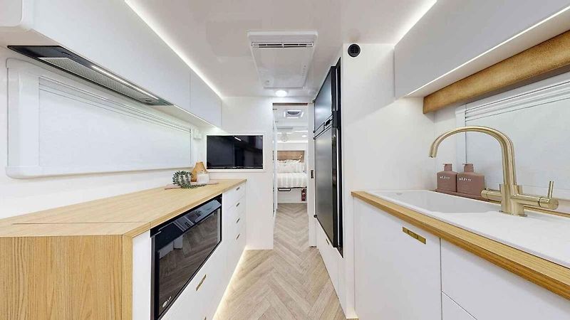 Karavan Vacationer Caravans Enduro X kombinuje luxus, prostor pro rodiny i schopnost zvládnout náročný terén.