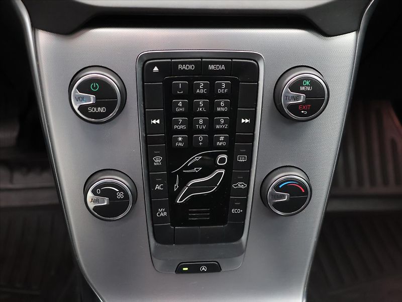 Volvo V40 2,0 D2 Drive-E Aut Momentum - fotka 17 z 25