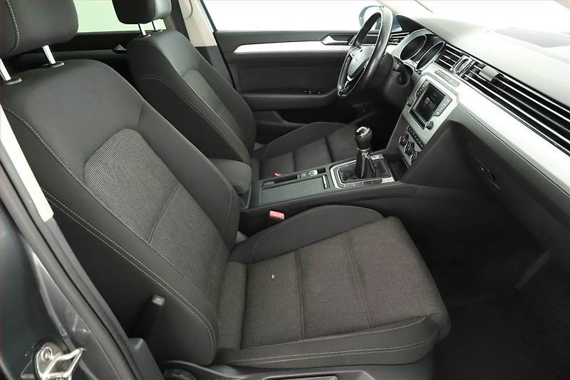 Volkswagen Passat (2016) 2.0 TDI, Serv.kniha, Navi - fotka 7 z 18