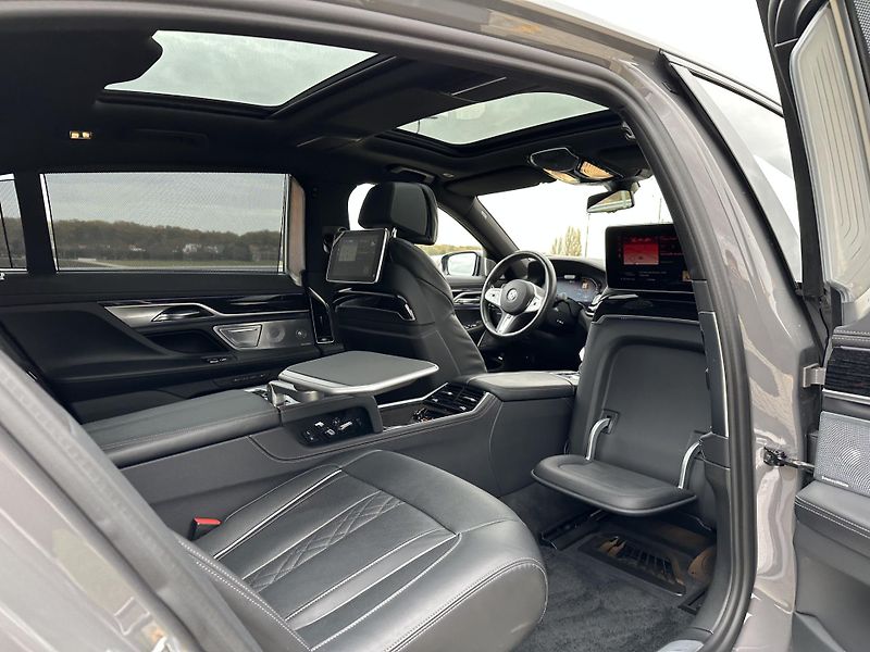 BMW Řada 7 (2019) BMW 745Le xDrive LONG aut. ser - fotka 27 z 57