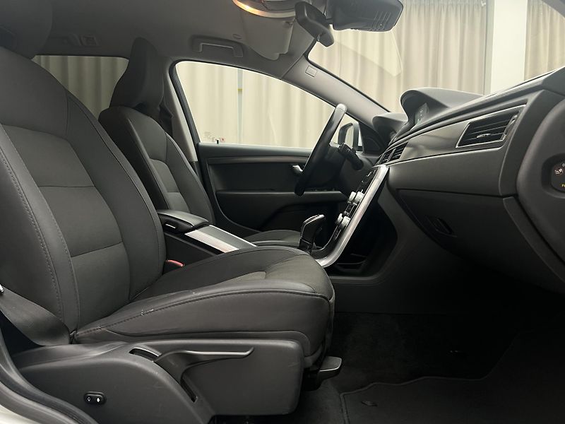 Volvo XC70 D4 AWD MOMENTUM AUT - fotka 16 z 44