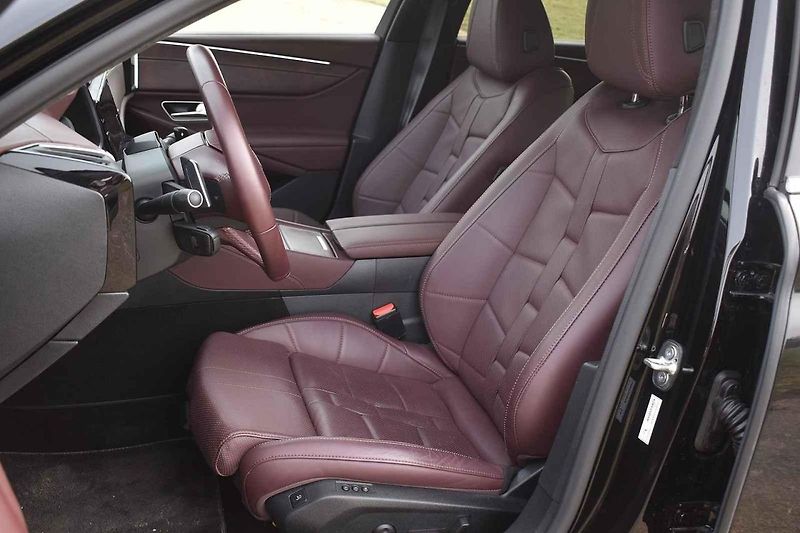 Vlajková loď francouzského automobilového průmyslu se dobře vyjímá v každém prostředí