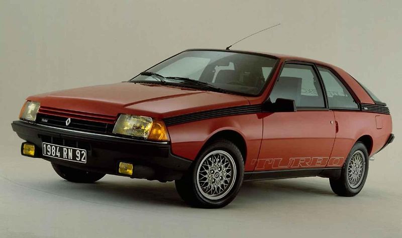 Renault Fuego GTX z roku 1982 s charakteristickým velkým zadním oknem, pod nímž se skrýval prostorný kufr.