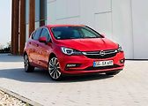 Opel Astra. Modrá v ceně. Další barvy 5000 Kč. Metalíza za 16 000 Kč.