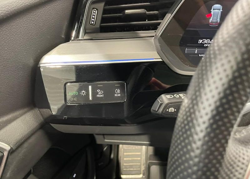 Audi Q8 e-tron 55 Q S-Line 360k Tažné SoH 94% - fotka 26 z 30