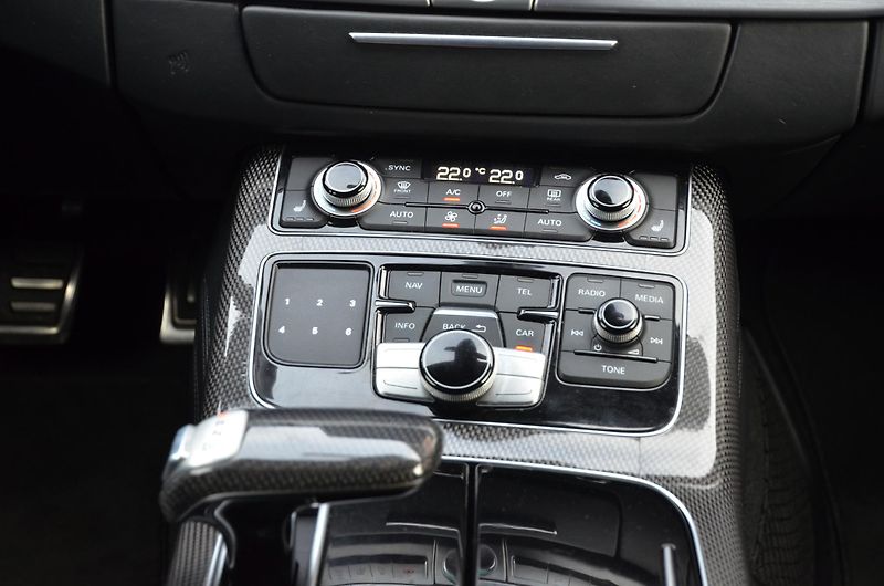 Audi S8 (2017) Plus 4.0 V8 605 PS Quattro - fotka 35 z 47