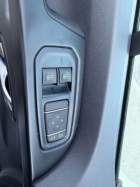 Renault Trafic (2026) L2 Equilibre Blue dCi 150 Comb - fotka 13 z 21