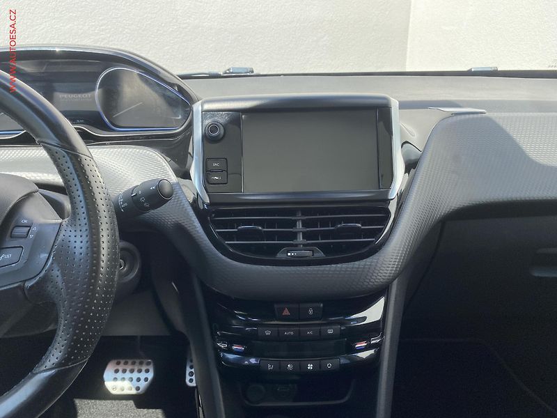 Peugeot 2008 (2018) 1.2PT, Crossway, AT, panor - fotka 12 z 17